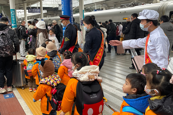 党团员突击队在站台引导旅客乘车。陈秀梅摄。.jpg
