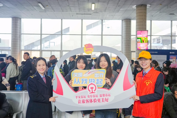 青年志愿者与旅客合影。李超宇摄