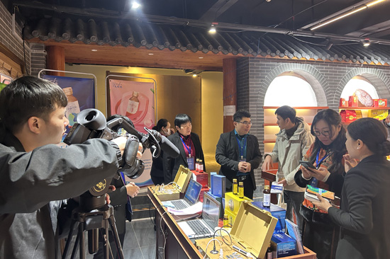 领导及嘉宾巡展、了解天绿元素系列产品。何媚摄
