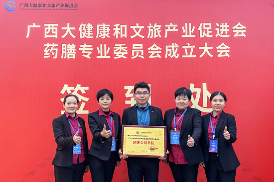 合影留念。何媚摄
