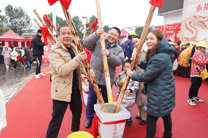 游客体验舂粑粑。安丽华摄
