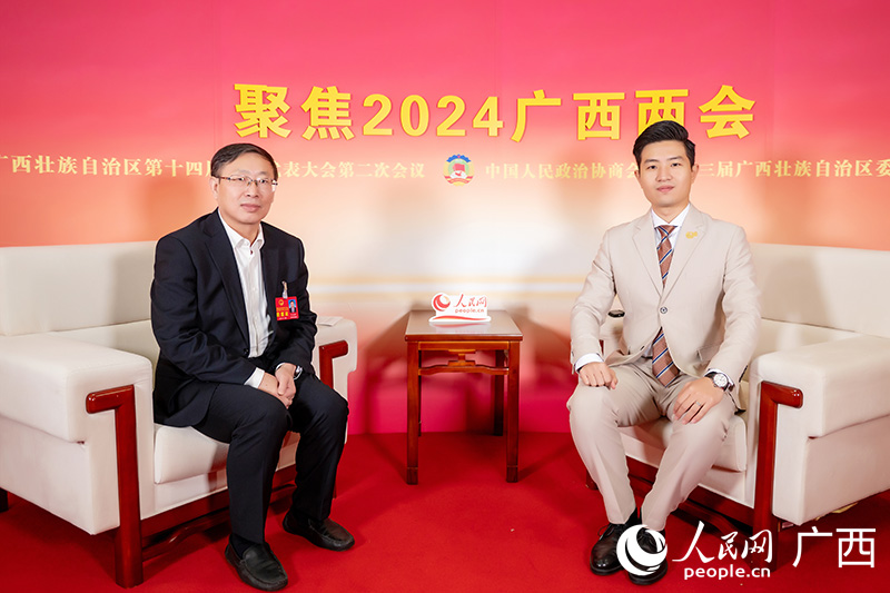 卞成林代表（左）接受专访。人民网记者 严立政摄