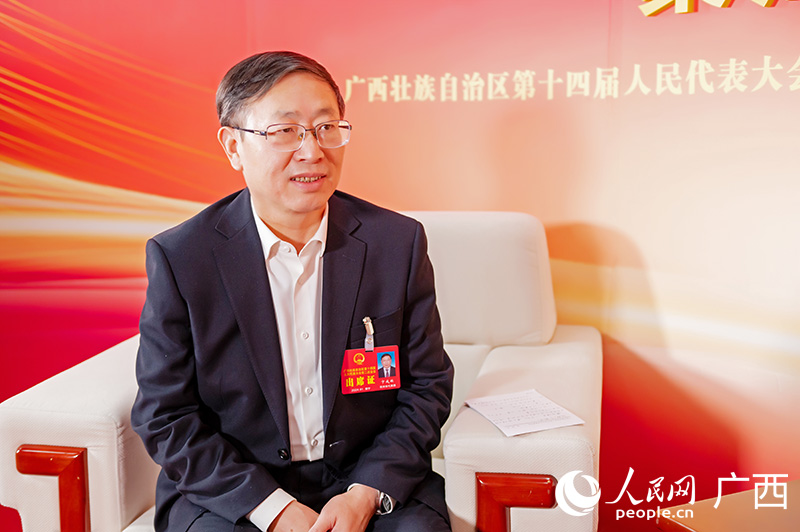 卞成林代表接受专访。人民网记者 严立政摄