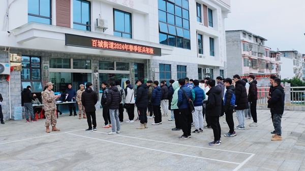 应征青年现场排队等候项目检查。右江区委宣传部供图