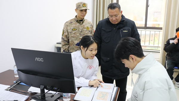 应征青年正在进行色觉检查。右江区委宣传部供图