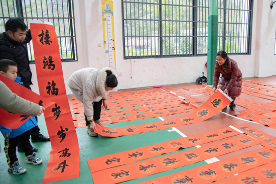 群众在挑选春联。邓民胜摄