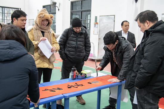 百色学院书法家为靖西市群众义务写春联。邓民胜摄