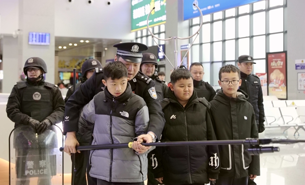 桂林站派出所民警邀请旅客亲身体验操作维稳装备。郑长贤摄