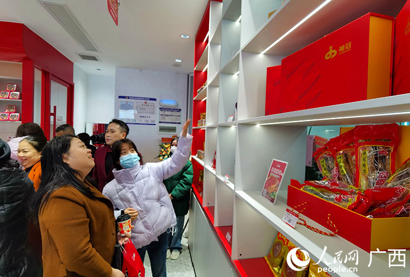 人们在店内了解神冠集团产品。人民网 付华周摄