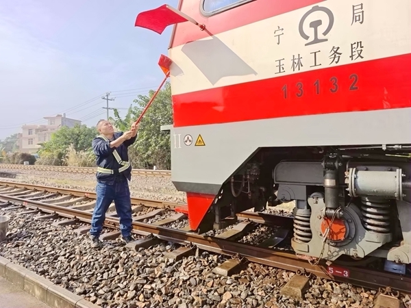 轨道车司机在给轨道车做清洁保养作业。张业深摄
