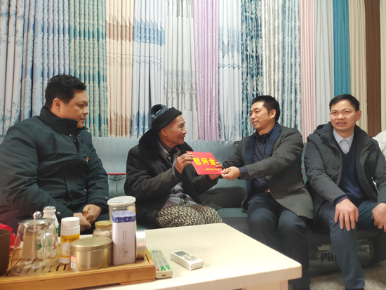 慰问组到老兵高本年家中开展走访慰问。黄景祥摄