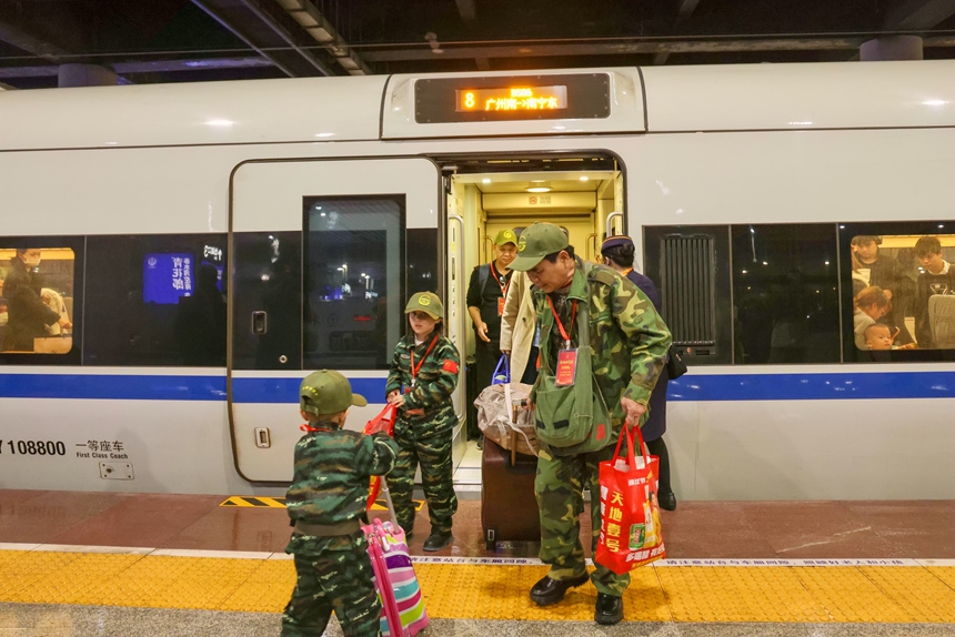 退役軍人及家屬下車。封榮權攝