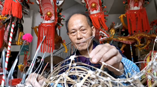 邹玉特赶制炮龙。宾阳县融媒体中心供图