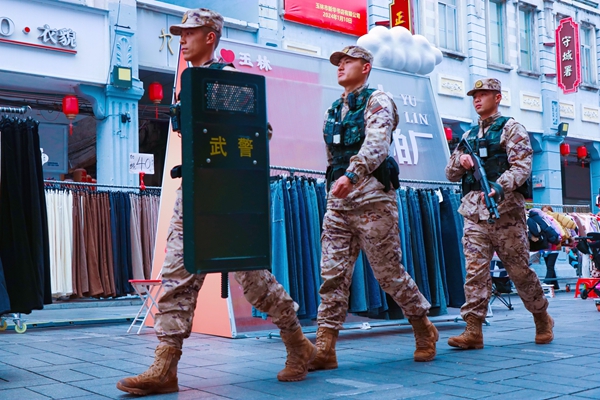 武警官兵在步行街巡逻