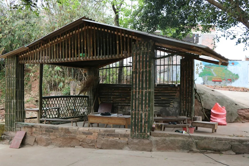 利用本地的竹子、木材、小石塊等閑置物品建造的竹亭。中和鎮人大供圖