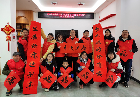 写春联送祝福。石红梅摄