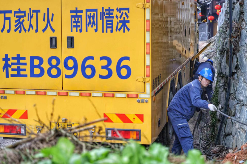 2月1日上午，2台应急保电车分别抵达主会场程阳八寨、分会场布央仙人山并调试完毕，确保发电车在应急情况下能第一时间投入使用。陆雯摄