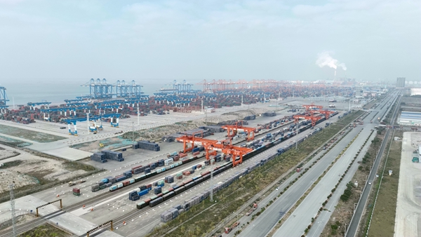 图为钦州港东站一派繁忙的货物装载景象（拍摄 何家海）.jpg