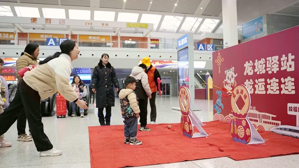 旅客积极参与“投福接运”小游戏。李俊鸣摄
