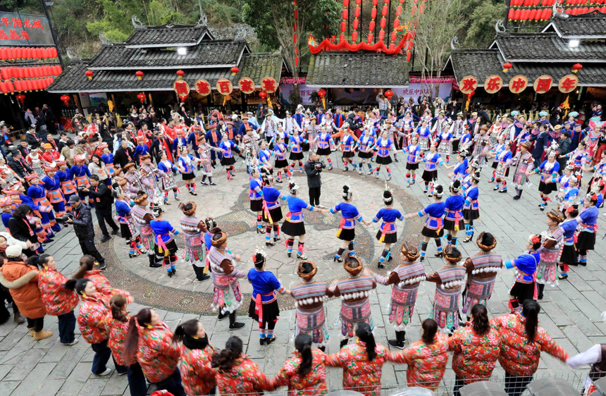 来自全国各地的游客与当地的侗族群众载歌载舞,热闹联欢喜迎新春。谭凯兴摄