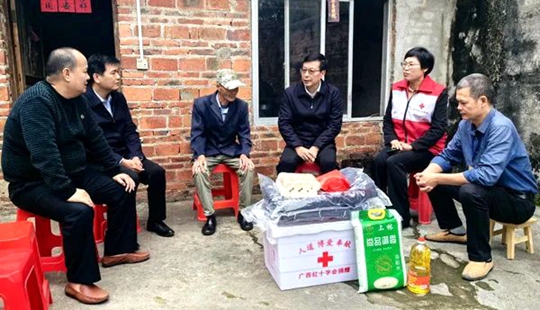 廣西紅十字會組織到欽州市開展“紅十字博愛送萬家”活動