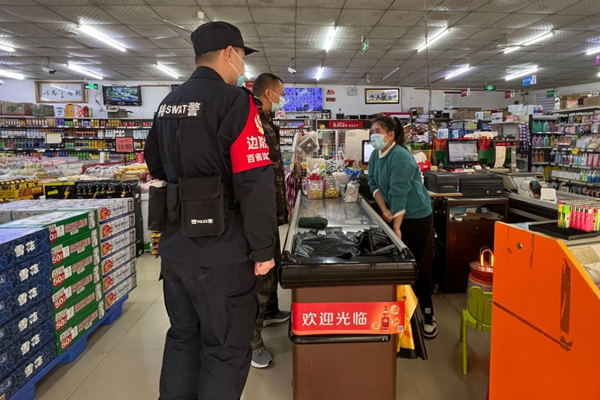 执法人员在超市检查。陈良摄