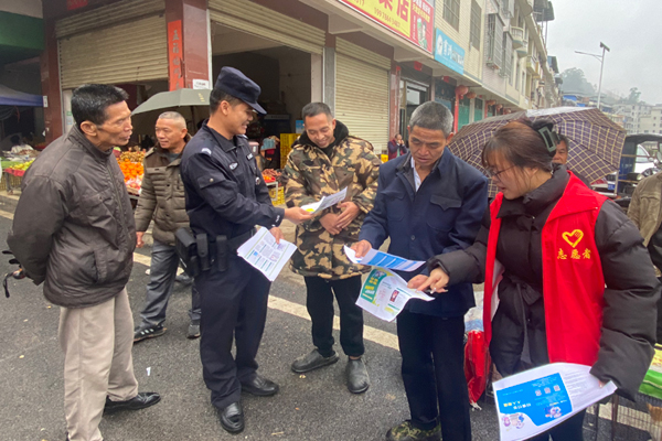 向群众宣传“扫黄打非”知识。黄卡迷摄