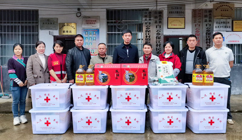 慰问组为定点帮扶村赠送爱心温暖箱及慰问医院品。柳铁中心医院供图