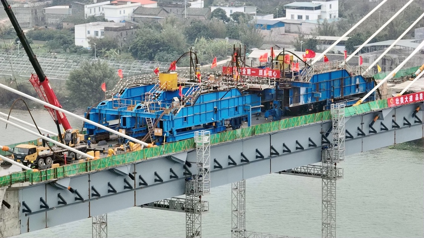 南深高鐵六景郁江特大橋順利合龍。韋建鬆攝