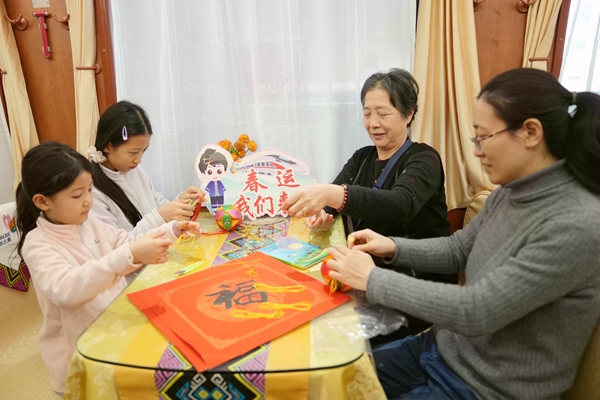 旅客帶小朋友在“移動童趣吧”體驗手工編繡球 曹爍攝.jpg