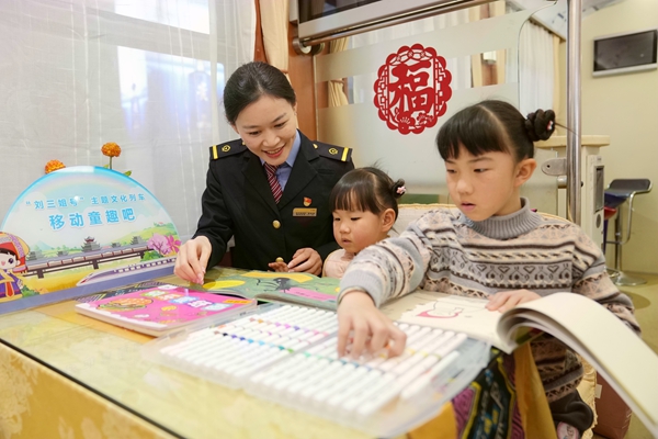 小旅客在“移動童趣吧”繪畫、閱讀書籍 曹爍攝.jpg