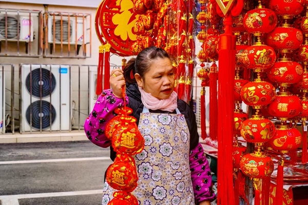 年货市场红火。黄小倩摄