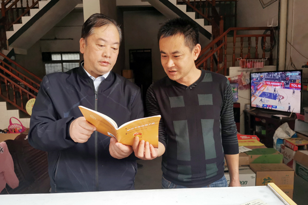 宜州烟草对零售商户开展法律法规宣传。覃业军摄