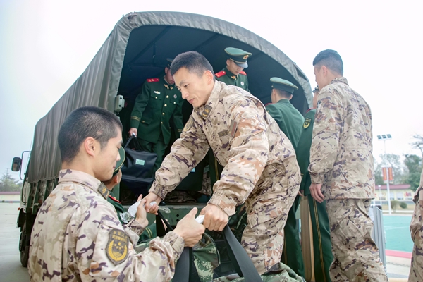 武警官兵正在帮新战友拿行李