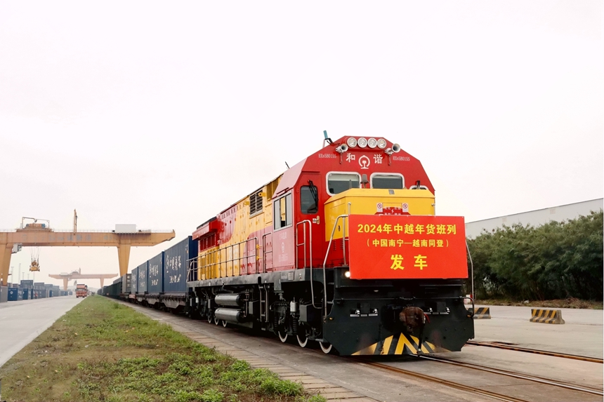 中越跨境集裝箱貨物列車從廣西南寧國際鐵路港鳴笛啟程。譚媛元攝