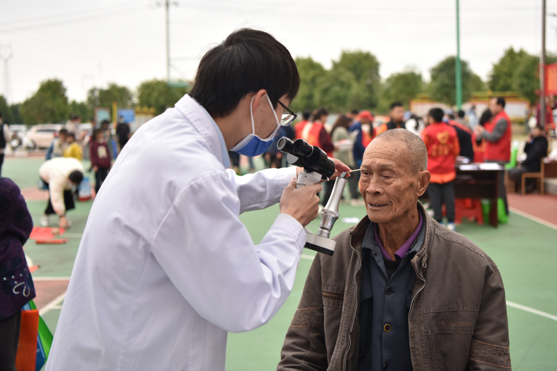 田東縣人民醫院醫生給老人檢查眼睛。田東縣委宣傳部供圖