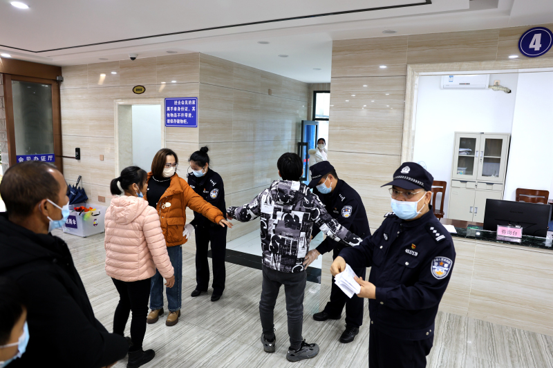 经过安检等程序后，亲属即可现场会见。西江监狱供图