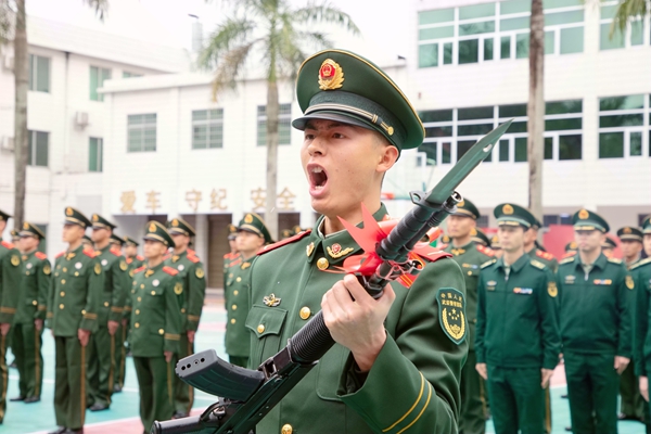 新兵拿起钢枪庄严承诺