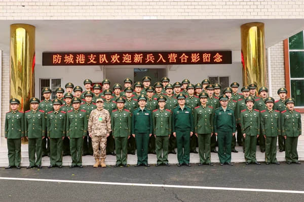  仪式结束后合影留念