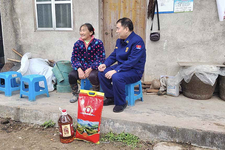 慰问小组询问脱贫户生活情况。兰柳宁摄