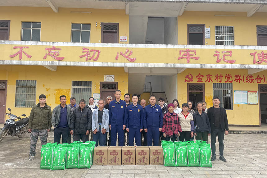 为脱贫户送上春节慰问品。兰柳宁摄