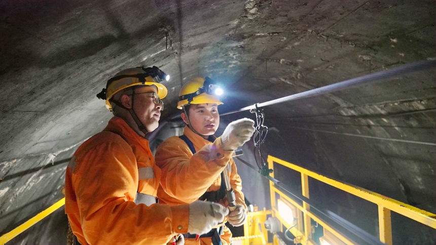 青年职工在焦柳铁路牙屯堡站至水团站区间对接触网设备进行检修维护。马君摄