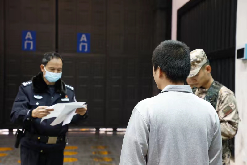 警察审核出监手续。贵港监狱供图