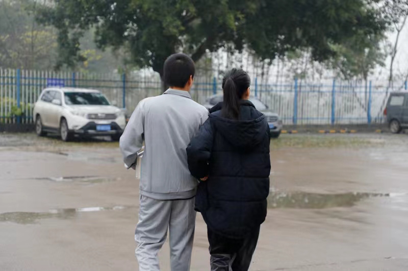 刘某与家人团聚。贵港监狱供图