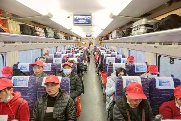 務工旅客乘上專列前往廣東。盧詩宇攝