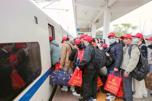 務工旅客有序進站乘車。盧詩宇攝