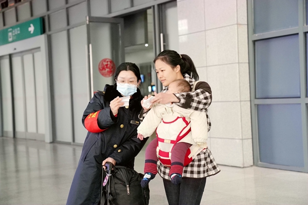 工作人员为重点旅客提供“爱心行李牌”服务。白珏翠摄