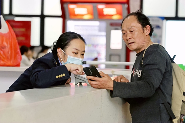 工作人员为旅客解答问询。白珏翠摄
