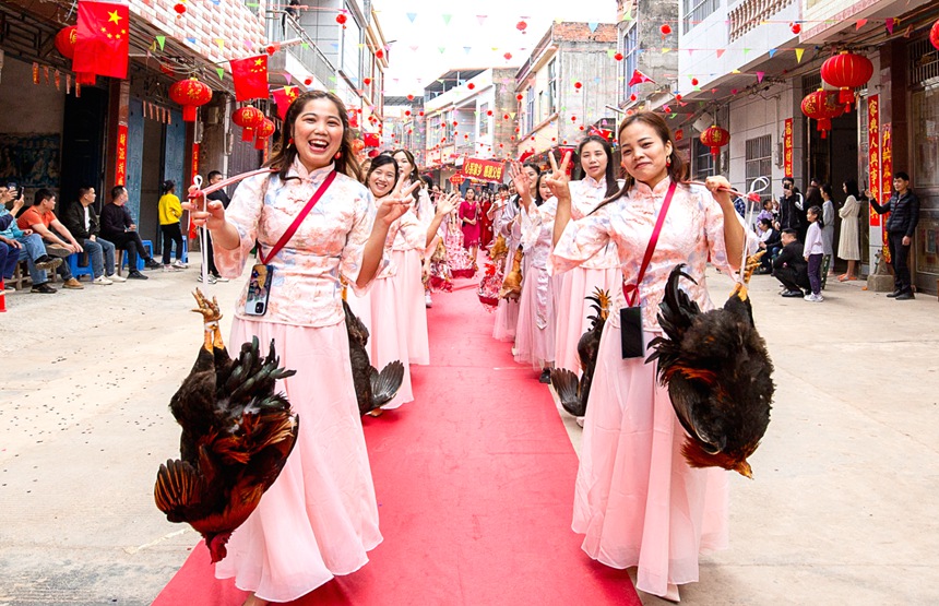 2月14日，广西宁明县峙浪乡洞浪村旧洞屯外嫁女盛装相约一起回娘家展示新时代妇女风采。
