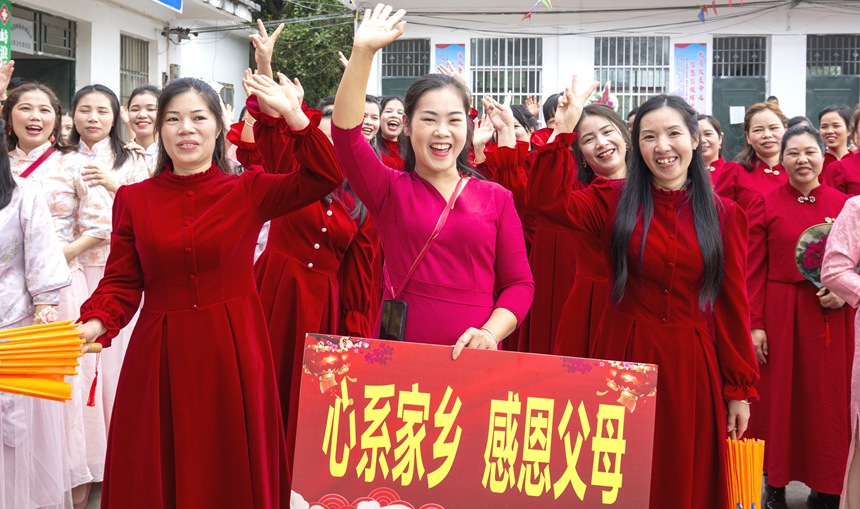 2月14日，广西宁明县峙浪乡洞浪村旧洞屯外嫁女盛装相约一起回娘家展示新时代妇女风采。